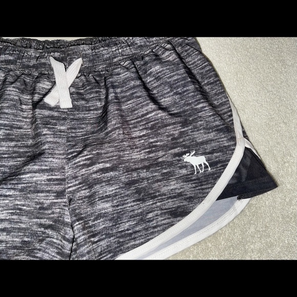“ABERCROMBIE” BLACK & WHITE, WITH PINK LINING ATHLETIC SHORTS, GIRLS SIZE 11/12 - Picture 4 of 5